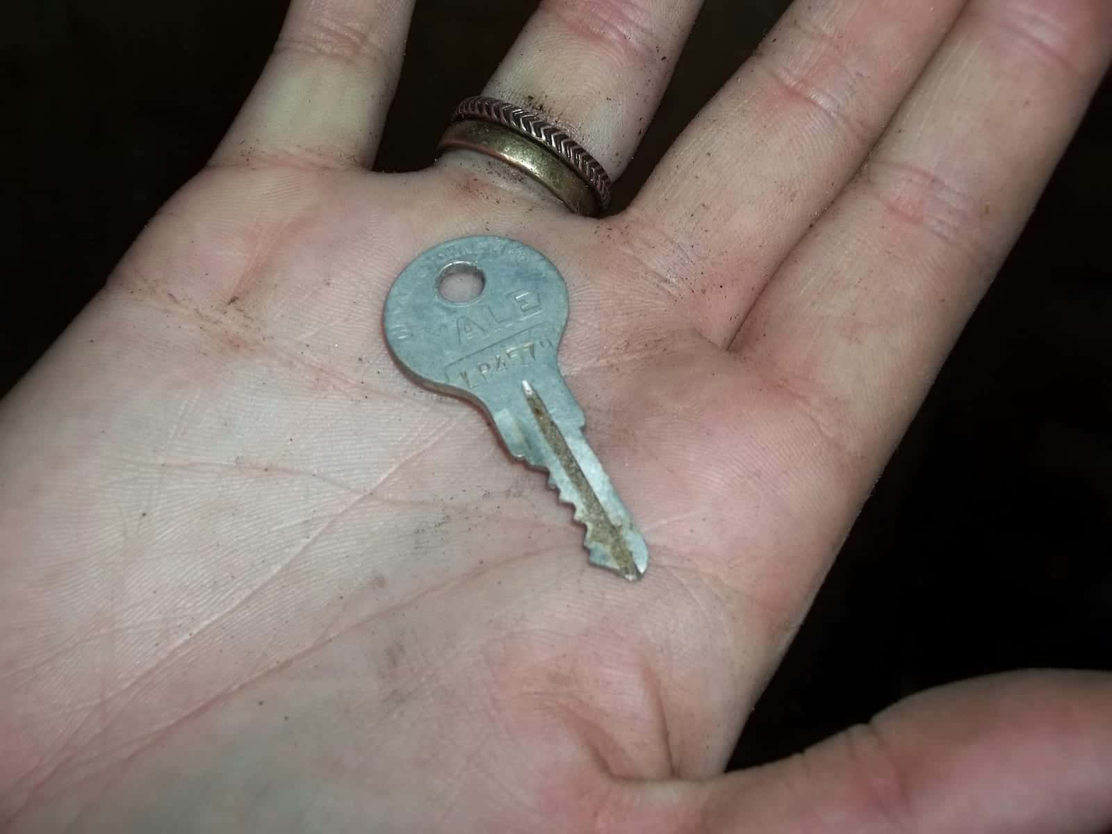 Una llave apoyada en la palma de una mano abierta